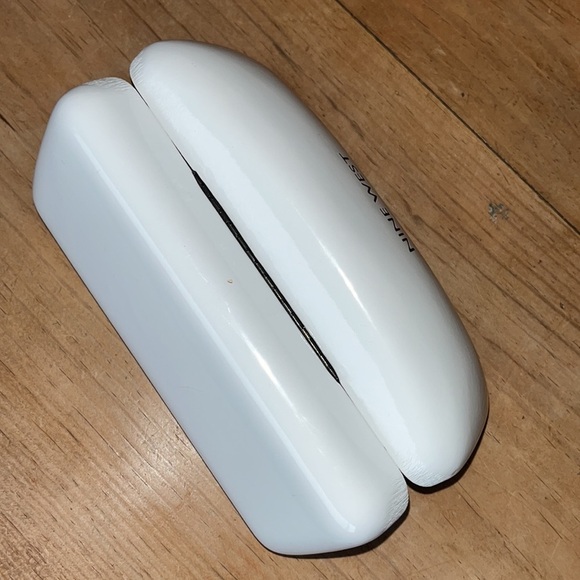 Nine West white patent leather like eye/ Sunglass case. Excellent condition - Picture 4 of 4